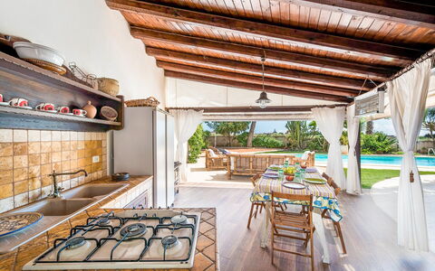 Villa Rossana: Bord, Ejendom, Plante, Bygning, Indretning, Træ, Arkitektur, Stol, Etage, Skygge