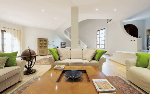 Villa Rossana: Couch, Møbel, Ejendom, Bord, Grøn, Indretning, Belysning, Stue, Billedramme, Studio Couch