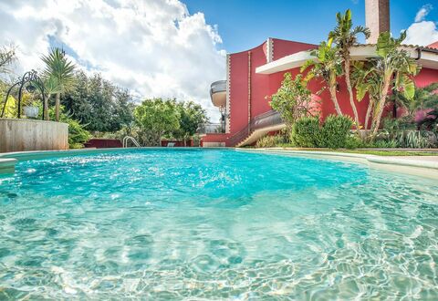 Villa Rossana: Vand, Sky, Plante, Bygning, Daytime, Ejendom, Himmel, Svømmepøl, Træ, Hus