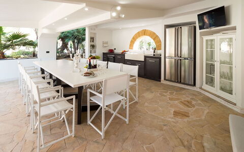 Villa Girgenti: Bord, Møbel, Ejendom, Cabinetry, Stol, Countertop, Træ, Indretning, Gulvbelægning, Etage