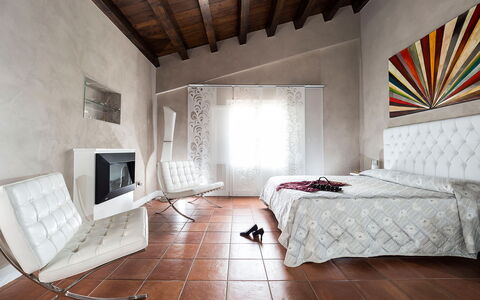 Villa Girgenti: Bygning, Møbel, Ejendom, Vindue, Billedramme, Komfort, Træ, Bed Frame, Textile, Indretning