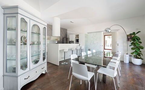Villa Girgenti: Bord, Møbel, Ejendom, Cabinetry, Billedramme, Stueplante, Hylde, Stol, Bygning, Blomsterkrukke