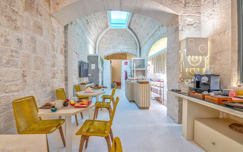Vico Bianco Raro Rooms: Bord, Møbel, Bygning, Stol, Træ, Etage, Gulvbelægning, Hus, Ejendom, Køkken