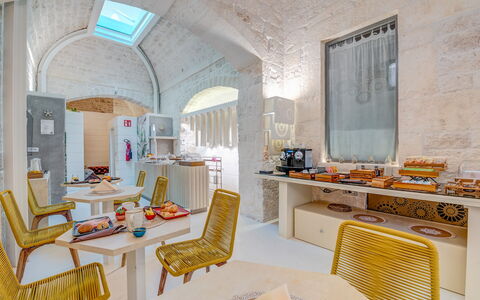 Vico Bianco Raro Rooms: Møbel, Ejendom, Bord, Stol, Bygning, Indretning, Arkitektur, Stue, Hus, Couch