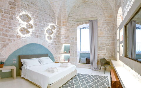 Vico Bianco Raro Rooms: Ejendom, Møbel, Billedramme, Vindue, Azure, Komfort, Bygning, Indretning, Træ