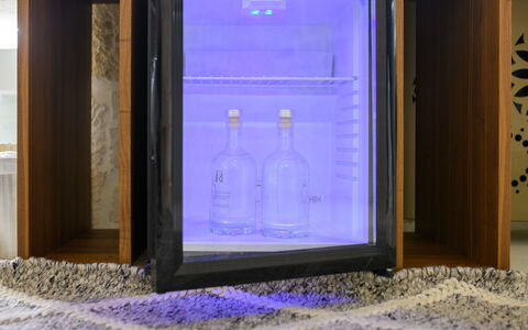 Vico Bianco Raro Rooms: Azure, Vindue, Træ, Vand, Gas, Electric Blue, Glas, Rektangel