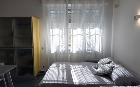 Villa La Rodina - Diano Marina: Møbel, Seng, Indretning, Soveværelse, Sengetøj, Sengetøj, Etage, Træ, Værelse, Gulvbelægning