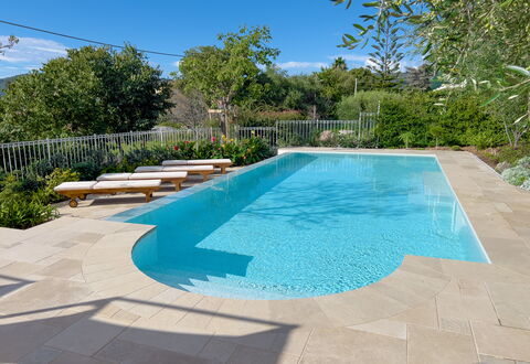 Villa La Rodina - Diano Marina: Vand, Ejendom, Plante, Himmel, Svømmepøl, Azure, Skygge, Træ, Krop Af Vand, Rektangel