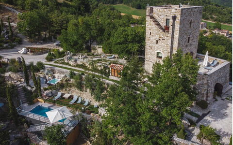 Villa Vetice: Ejendom, Plante, Bygning, Natur, Træ, Vegetationen, Urban Design, Boligområde, Hus, Landskab