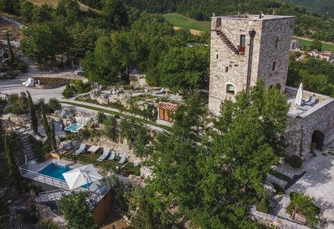 Villa Vetice: Ejendom, Plante, Bygning, Natur, Træ, Vegetationen, Urban Design, Boligområde, Hus, Landskab