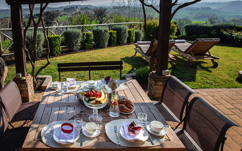 Villa Edelweiss: Bord, Bordservice, Plante, Mad, Møbel, Ejendom, Himmel, Stol, Udendørs Bord, Tallerkner