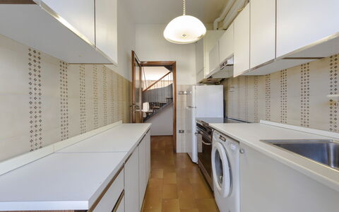 Casa Lelia: Cabinetry, Køkken, Træ, Gulvbelægning, Etage, Hus, Hal, Countertop, Reoler