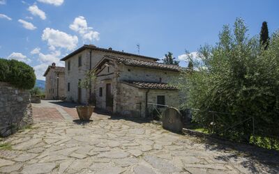 Borgo Delle Fonti: Plante, Himmel, Vindue, Bygning, Sky, Hus, Land Lot, Vejbelægning, Sommerhus, Træ