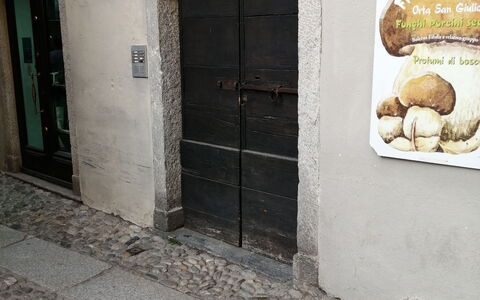 App. Il Sasso Di Olina: Dør, Vejbelægning, Toner Og Skygger, Facade, Mursten, Gulvbelægning, Vindue, Vej, Landskab, Kunst
