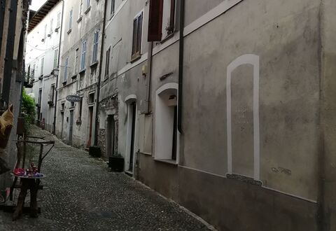 App. Il Sasso Di Olina: Vindue, Bygning, Infrastruktur, Vejbelægning, Blomsterkrukke, Himmel, Asfalt, Gulvbelægning, Toner Og Skygger, Vej