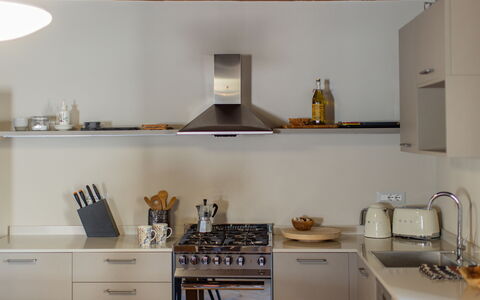 Appartamento Palei: Møbel, Ejendom, Cabinetry, Bygning, Countertop, Bordservice, Reoler, Køkken, Indretning, Træ