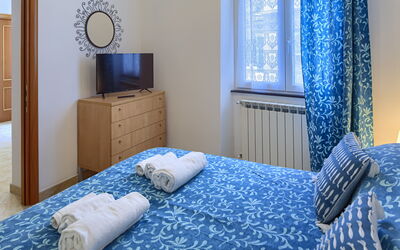 Apartments Mafalda - Levanto: Blå, Møbel, Komfort, Azure, Vindue, Billedramme, Textile, Bygning, Cabinetry, Træ