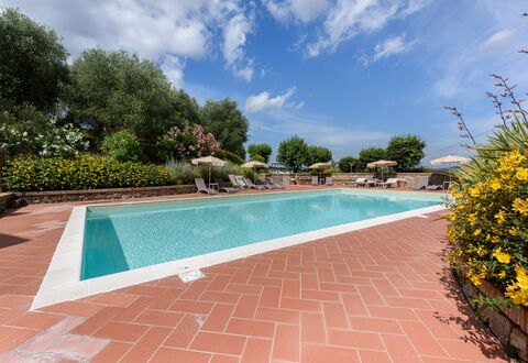 Villa Varna: Vand, Plante, Sky, Himmel, Ejendom, Svømmepøl, Krop Af Vand, Træ, Blomst, Skygge