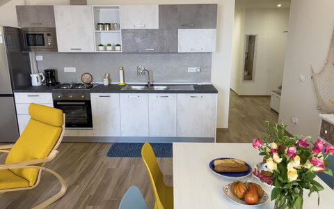 Vista Mare Borgo Peri: Møbel, Cabinetry, Blomst, Bord, Ejendom, Håndvask, Stol, Countertop, Tap, Bordservice