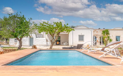 Bianco Trullo: Sky, Himmel, Ejendom, Plante, Vand, Svømmepøl, Bygning, Azure, Skygge, Træ