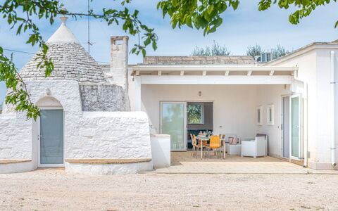 Bianco Trullo: Himmel, Ejendom, Plante, Bygning, Land Lot, Skygge, Væg, Træ, Ejendom, Landskab