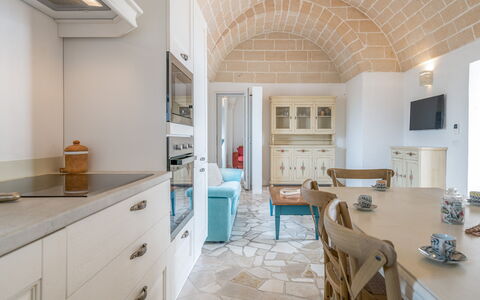 Bianco Trullo: Møbel, Cabinetry, Ejendom, Stol, Køkken, Træ, Bord, Countertop, Gulvbelægning, Arkitektur