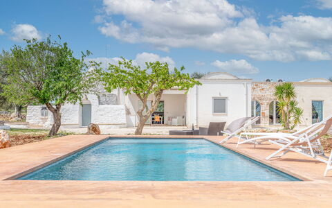 Bianco Trullo: Sky, Vand, Himmel, Ejendom, Svømmepøl, Plante, Azure, Bygning, Skygge, Træ