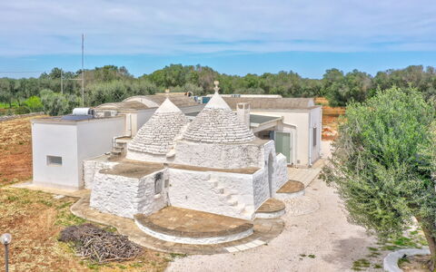 Bianco Trullo: Himmel, Plante, Sky, Bygning, Træ, Hus, Land Lot, Urban Design, Landskab, Facade