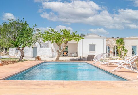 Bianco Trullo: Sky, Vand, Himmel, Ejendom, Svømmepøl, Plante, Azure, Bygning, Skygge, Træ