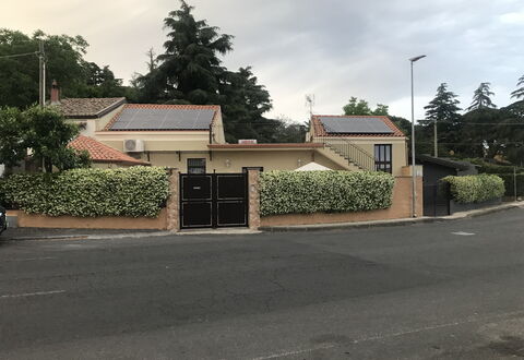 Villa Saponara: Boligområde, Hus, Hjem, Forstad, Indkørsel, Port, Home Fencing