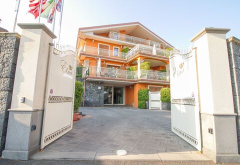 Etna Suites: Himmel, Ejendom, Bygning, Vindue, Urban Design, Boligområde, Facade, Ejendom, Dør