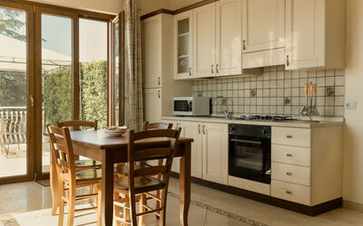 Suite Bilocale 1: Møbel, Indretning, Gulvbelægning, Træ, Køkken, Etage, Cabinetry, Countertop, Køkken & Spisebord, Stol