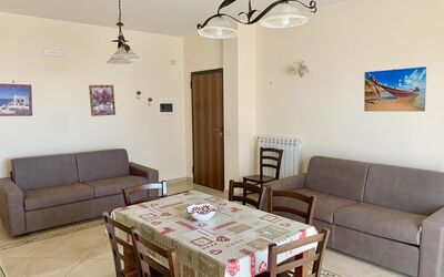 Suite Bilocale 3: Bord, Møbel, Ejendom, Couch, Billedramme, Træ, Indretning, Stue, Etage, Gulvbelægning