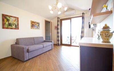 Suite Mansarda: Møbel, Ejendom, Couch, Billedramme, Cabinetry, Træ, Belysning, Indretning, Komfort, Stue