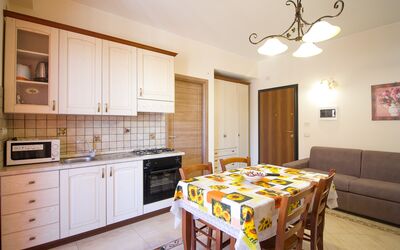 Suite Trilocale 1: Cabinetry, Ejendom, Countertop, Møbel, Hvid, Bord, Træ, Belysning, Indretning, Gulvbelægning