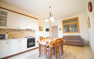 Suite Trilocale 2: Cabinetry, Bord, Countertop, Møbel, Ejendom, Træ, Køkken, Orange, Belysning, Stol