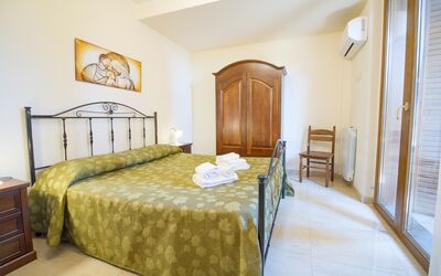 Camera Superior: Bygning, Møbel, Ejendom, Komfort, Bord, Azure, Træ, Skuffe, Bed Frame