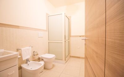 Camera Standard: Sanitærarmatur, Ejendom, Badeværelse, Bygning, Toiletbræt, Toilet, Badeværelsesvask, Purple, Træ, Hus