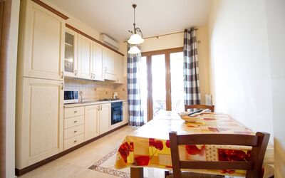 Suite Monolocale 2: Cabinetry, Møbel, Vindue, Bygning, Countertop, Træ, Bord, Indretning, Skuffe, Køkken