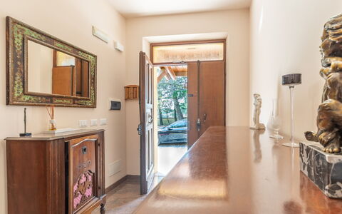 Sunrise Hill Holiday Home: Spejl, Ejendom, Billedramme, Cabinetry, Træ, Indretning, Plante, Bygning, Stueplante, Stue