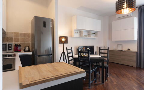 Novoli Suite Apartment: Møbel, Bord, Cabinetry, Træ, Køkken, Gulvbelægning, Indretning, Skuffe, Etage, Stol