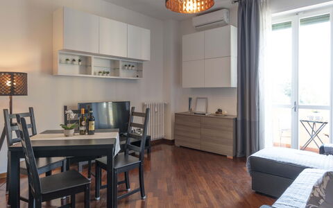 Novoli Suite Apartment: Bord, Møbel, Cabinetry, Ejendom, Vindue, Billedramme, Træ, Stol, Stue, Belysning