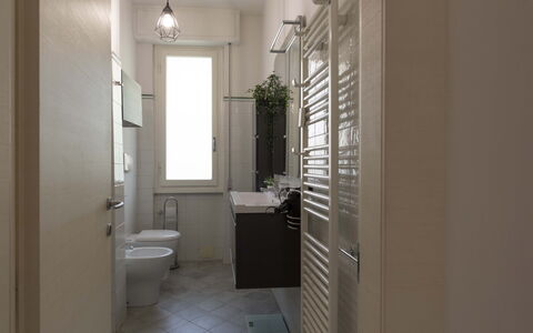 Novoli Suite Apartment: Ejendom, Bygning, Sanitærarmatur, Vindue, Badeværelse, Arkitektur, Toiletbræt, Stueplante, Væg