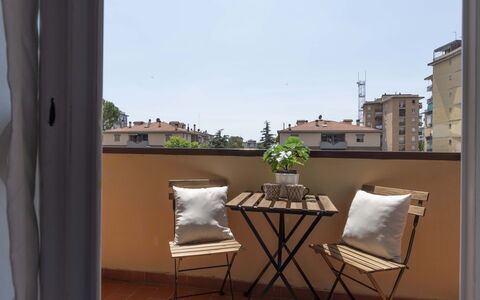 Novoli Suite Apartment: Plante, Ejendom, Møbel, Blomsterkrukke, Bygning, Stueplante, Bord, Træ, Himmel, Vindue