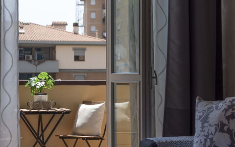 Novoli Suite Apartment: Møbel, Ejendom, Bygning, Vindue, Plante, Skygge, Træ, Blomsterkrukke, Komfort