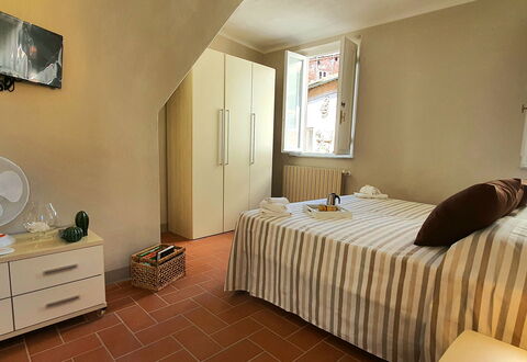 Loft Lucca: Møbel, Ejendom, Cabinetry, Vindue, Komfort, Træ, Indretning, Skuffe, Bed Frame, Bygning