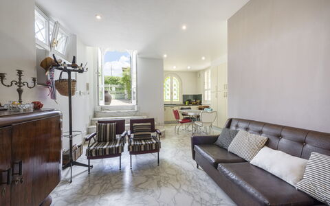 La Villetta: Møbel, Couch, Bord, Cabinetry, Indretning, Stol, Træ, Stueplante, Stue, Etage