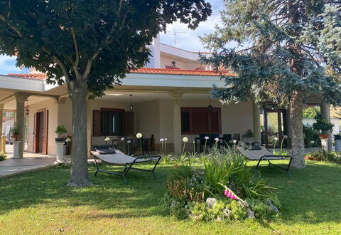 Residenza Thaulero: Plante, Bygning, Ejendom, Himmel, Træ, Skygge, Land Lot, Arkitektur, Vindue, Sommerhus