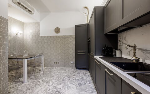 Dimora Fiorentina: Køkkenvask, Cabinetry, Countertop, Håndvask, Bygning, Tap, Træ, Køkken, Komfur, Indretning