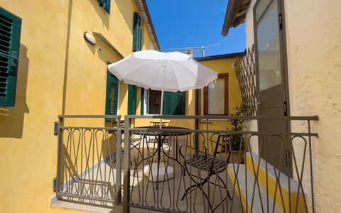 La Casetta Di Emma - Villa Faraldi: Daytime, Bygning, Vindue, Himmel, Blå, Træ, Skygge, Gul, Hus, Boligområde
